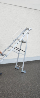 Alu-Stehleiter
6 Stufen, rollbar
Gesamthöhe 2,12 m