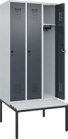 Garderobenschrank EVOLO
mit U.-Bank, KST-Leisten
RAL 7035/7016, 3 Abteile