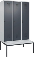 Garderobenschrank EVOLO
mit U.-Bank, KST-Leisten
RAL 7035/7016, 3 Abteile
